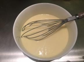 加入淡奶油黄油内，拌匀