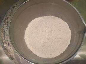 面粉、盐、泡打粉混合过筛，加入细砂糖拌匀