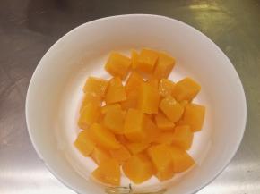 黄桃切粒沥干水分后2／3加入蛋糕糊内，拌匀