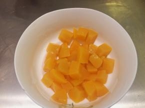 黄桃切粒沥干水分后2／3加入蛋糕糊内，拌匀