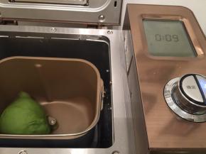 将除黄油以外的所有面包材料放入面包机内，启动和面程序，20分钟