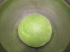 面团搓成圆形，放入盆内，盖上保鲜膜一发