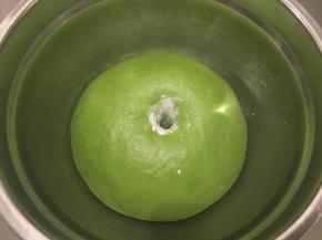 手沾面粉插入面团，不塌陷不回缩即发酵完成