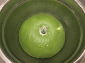 手沾面粉插入面团，不塌陷不回缩即发酵完成