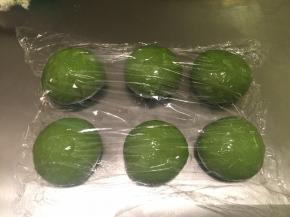 面团轻压排气后平均分成6份，盖保鲜膜松弛20分钟