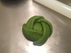 如图卷好，收口处压在下面压紧