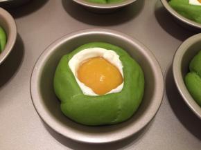 将软化的奶酪和淡奶油拌匀，涂抹在面包胚中间，放上黄桃，轻压一下