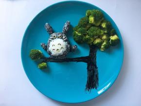 海苔和苹果片剪成龙猫的眼睛和胡须。