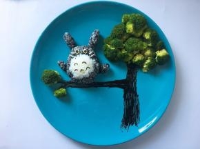 海苔和苹果片剪成龙猫的眼睛和胡须。
