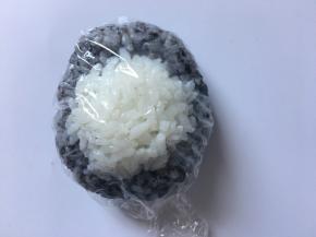 将少部分白米饭捏进凹进去的椭圆形里面