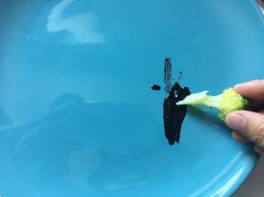 黑芝麻酱倒在餐盘右下侧画树干，此处可按个人喜好用工具，牙签筷子蔬菜根，都可以，有形状就行啦！不用很在意细节哒。