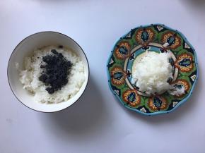 白米饭分出少许，多的部分加入黑芝麻粉拌均。