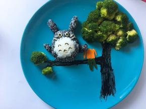 龙猫的四肢和五官搞定后，再做一个帅男生吧！哈哈