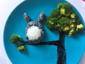 将龙猫饭团放在树干上。