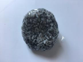 现在开始准备龙猫饭团，借助保鲜膜捏成一个小椭圆，中间凹进去一点。