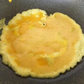 热锅中放入蛋液翻炒,炒好后存出