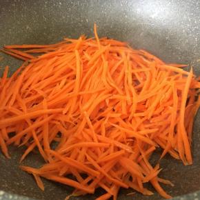热锅中加胡萝卜丝炒软