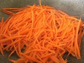 热锅中加胡萝卜丝炒软