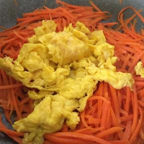 加入炒好的鸡蛋翻炒均匀