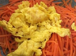 加入炒好的鸡蛋翻炒均匀