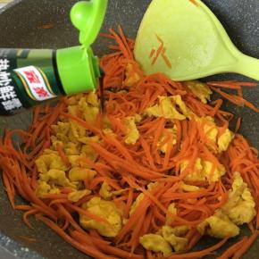 加放盐,生抽翻炒半分钟出锅