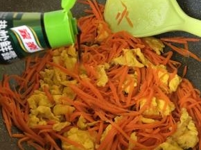 加放盐,生抽翻炒半分钟出锅