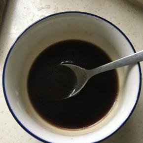 三汤匙白糖加一汤匙开水搅拌均匀，再加4汤匙香醋半汤匙淡盐生抽，淋上几滴香油搅拌均匀。