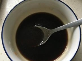三汤匙白糖加一汤匙开水搅拌均匀，再加4汤匙香醋半汤匙淡盐生抽，淋上几滴香油搅拌均匀。