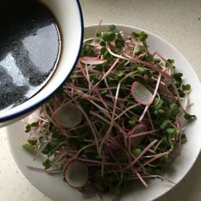 拌好的汁倒入盘中