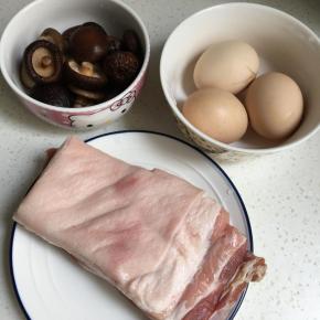 准备食材，干香菇隔天晚上泡好