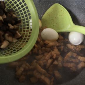加入鸡蛋和香菇
