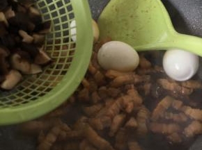 加入鸡蛋和香菇