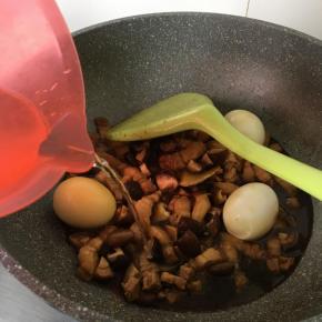 翻炒均匀加300毫升热水