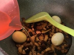翻炒均匀加300毫升热水
