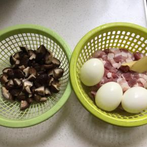 肉切成5毫米的小方块，鸡蛋煮好去壳备用，香菇切小块