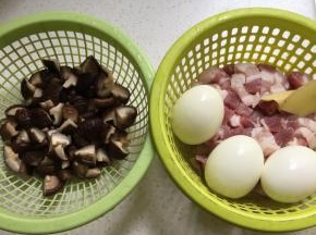 肉切成5毫米的小方块，鸡蛋煮好去壳备用，香菇切小块
