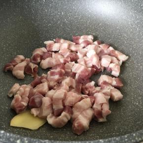 姜片和五花肉下锅