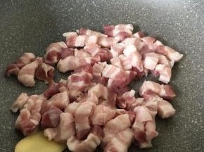 姜片和五花肉下锅