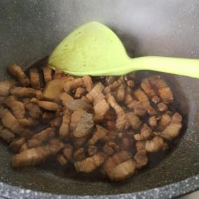 炒至微发黄加料酒、生抽、老抽、冰糖翻炒均匀