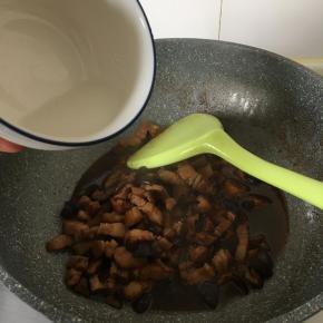 大火烧至少量汤汁，加入水淀粉勾芡