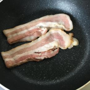 培根煎熟，煎去多余油脂