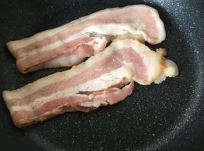 培根煎熟，煎去多余油脂