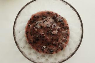 蓝莓洗净，用料理机打碎，不要打太细，要有肉粒的