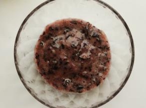 蓝莓洗净，用料理机打碎，不要打太细，要有肉粒的
