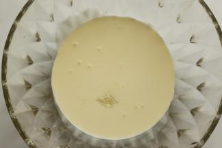 淡奶油倒入打蛋盆里，加入全部的细砂糖