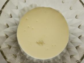 淡奶油倒入打蛋盆里，加入全部的细砂糖