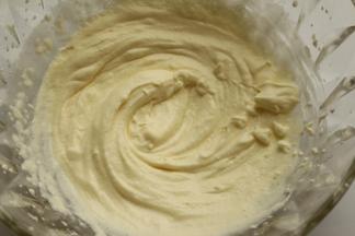 用电动打蛋器低速打发，打发到7成就好，有纹路即可