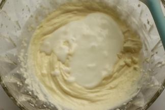 在打发好的淡奶油里倒入酸奶