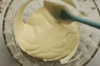 用刮刀慢慢得拌均匀就好