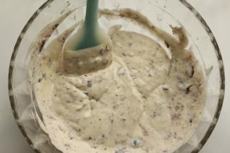 再加入打好的蓝莓碎，用刮刀拌匀即可